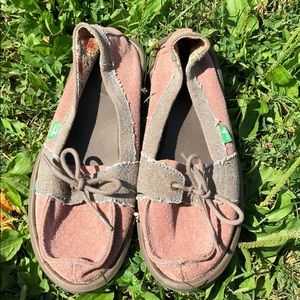 Women’s sanuk sidewalk surfers. Size 7 NWOT.